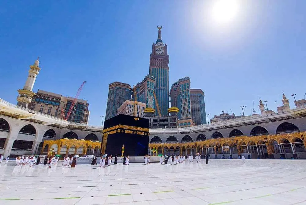 Makkah Grand Mosque courtyard sunshine facing Kaaba